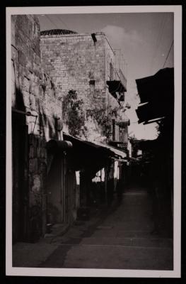 صورة للمحال التجارية في أحد أسواق البلدة القديمة في مدينة القدس، تصوير يوسف البينا، عشرينيات وثلاثينيات القرن الماضي 