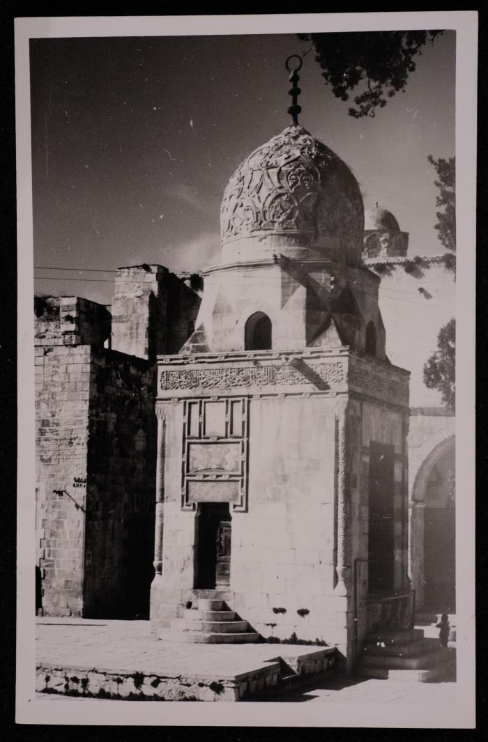 صورة لسبيل قايتباي في الحرم القدس الشريف في مدينة القدس، تصوير يوسف البينا، عشرينيات وثلاثينيات القرن الماضي