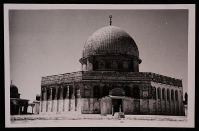 صورة لقبة الصخرة  في مدينة القدس، تصوير يوسف البينا، عشرينيات وثلاثينيات القرن الماضي 