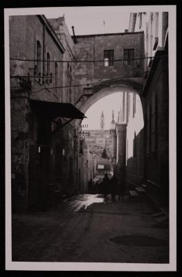 صورة لطريق الآلام وقوس اكوهمو  في البلدة القديمة في مدينة القدس، تصوير يوسف البينا، عشرينيات وثلاثينيات القرن الماضي