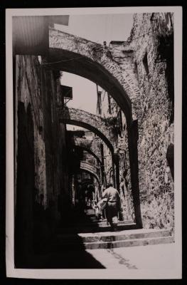 صورة لطريق الآلام بين المرحلة الخامسة والسادسة  في البلدة القديمة في مدينة القدس، تصوير يوسف البينا، عشرينيات وثلاثينيات القرن الماضي