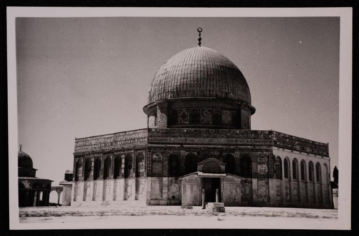 صورة لقبة الصخرة  في مدينة القدس، تصوير يوسف البينا، عشرينيات وثلاثينيات القرن الماضي 