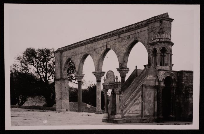 صورة  للبائكة الجنوبية الوسطى للمسجد الأقصى  ومنبر برهان الدين  في مدينة القدس المحتلة 