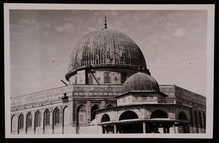 صورة لقبة الصخرة  في مدينة القدس، تصوير يوسف البينا، عشرينيات وثلاثينيات القرن الماضي 