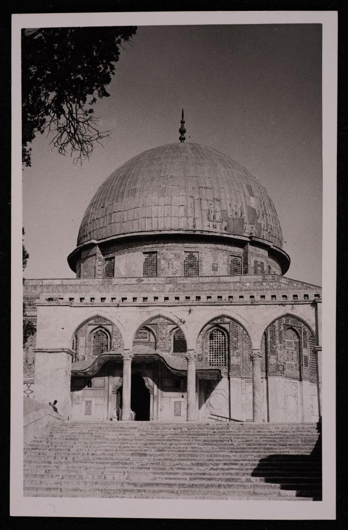 صورة للبائكة الغربية الوسطى وقبة الصخرة في مدينة القدس، تصوير يوسف البينا، عشرينيات وثلاثينيات القرن الماضي