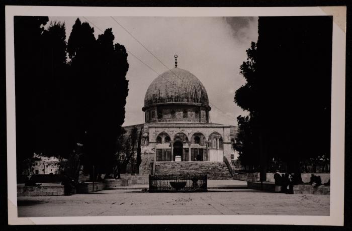 صورة  لقبة الصخرة وسبيل الكأس في مدينة القدس، تصوير يوسف البينا، عشرينيات وثلاثينيات القرن الماضي
