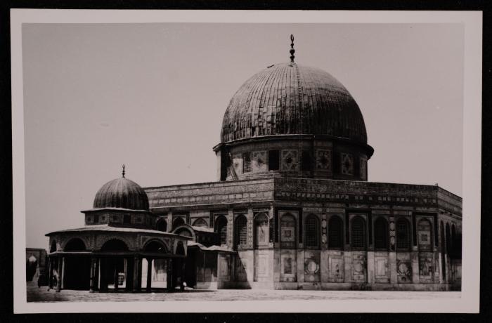 صورة لقبة الصخرة المشرفة في مدينة القدس، تصوير يوسف البينا، عشرينيات وثلاثنيات القرن الماضي 