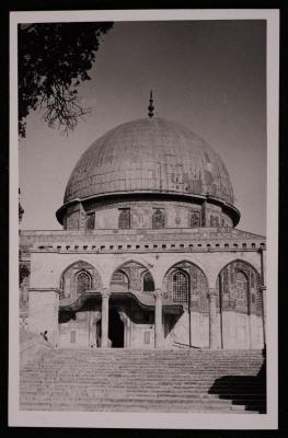 صورة للبائكة الغربية الوسطى وقبة الصخرة في مدينة القدس، تصوير يوسف البينا، عشرينيات وثلاثينيات القرن الماضي
