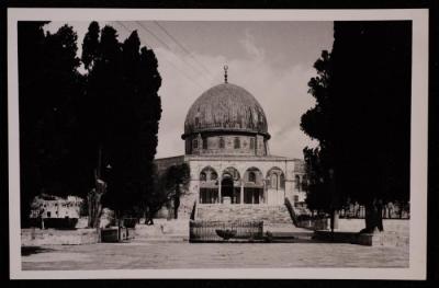 صورة لقبة الصخرة والبائكة الغربية الوسطى في مدينة القدس، تصوير يوسف البينا، عشرينيات وثلاثينيات القرن الماضي 