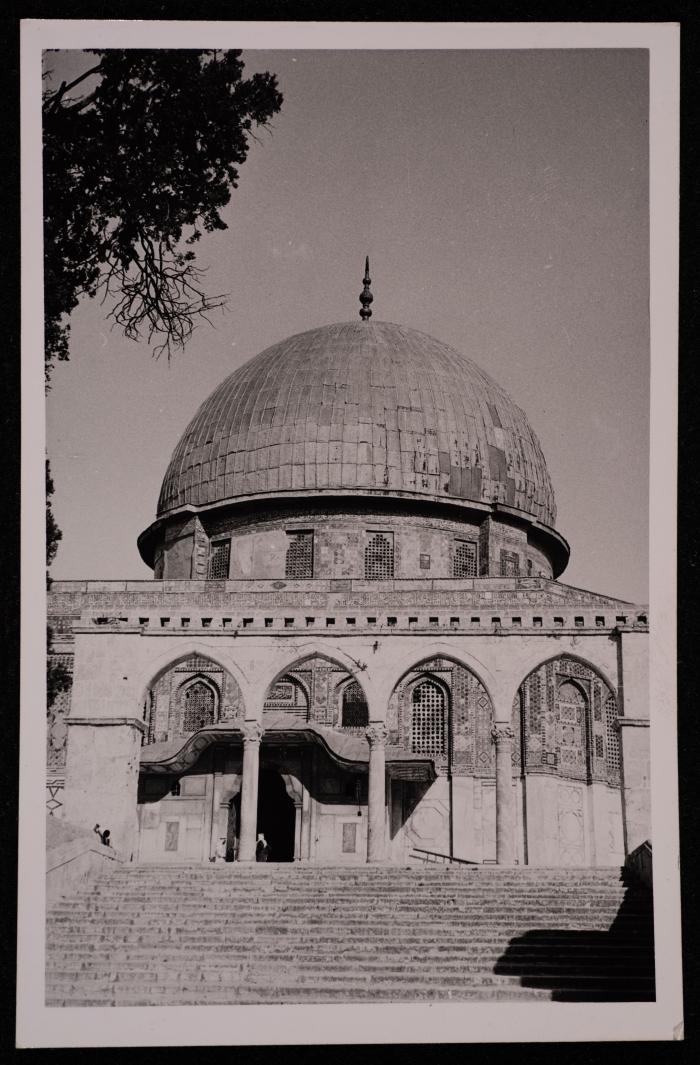 صورة للبائكة الغربية الوسطى وقبة الصخرة في مدينة القدس، تصوير يوسف البينا، عشرينيات وثلاثينيات القرن الماضي