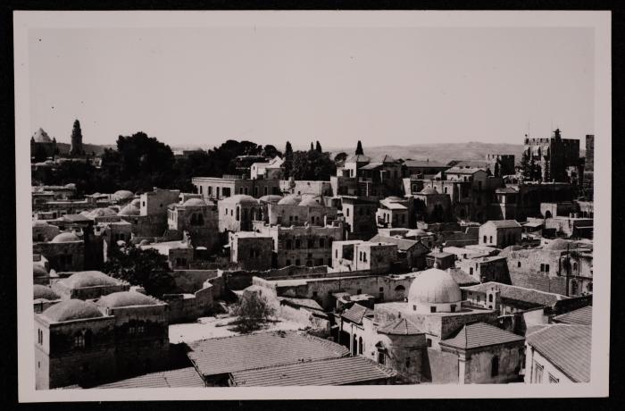 صورة لكنيسة يوحنا المعمدان في البلدة القديمة في مدينة االقدس، تصوير يوسف البينا، عشرينيات وثلاثينيات القرن الماضي