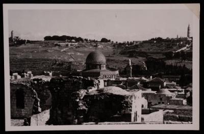 صورة لقبة الصخرة  في البدة القديمة في مدينة القدس، تصوير يوسف البينا، عشرينيات وثلاثينيات القرن الماضي