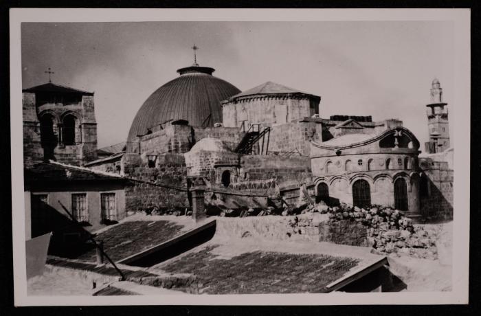 صورة لقبة كنيسة القيامة في البلدة القديمة في مدينة القدس، تصوير يوسف البينا، عشرينيات وثلاثينيات القرن الماضي