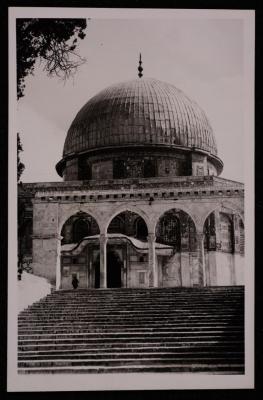 صورة للبائكة الغربية الوسطى وقبة الصخرة في مدينة القدس، تصوير يوسف البينا، عشرينيات وثلاثنيات القرن الماضي 