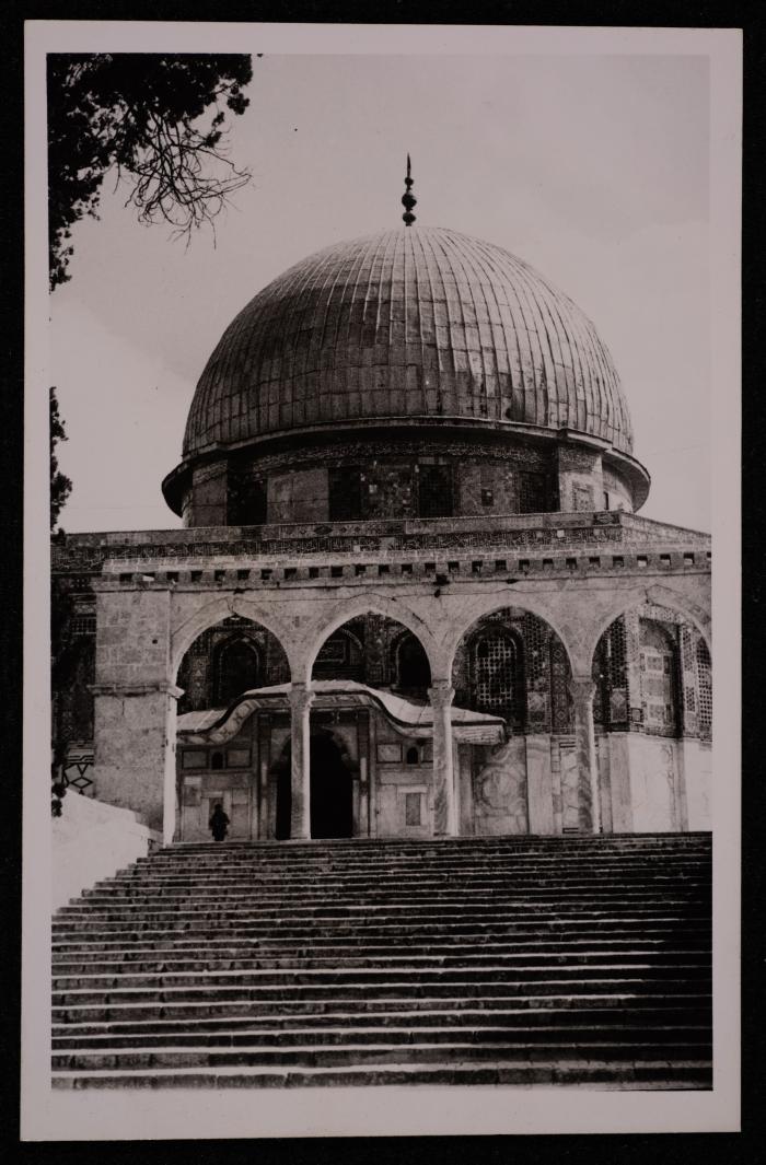 صورة للبائكة الغربية الوسطى وقبة الصخرة في مدينة القدس، تصوير يوسف البينا، عشرينيات وثلاثنيات القرن الماضي 