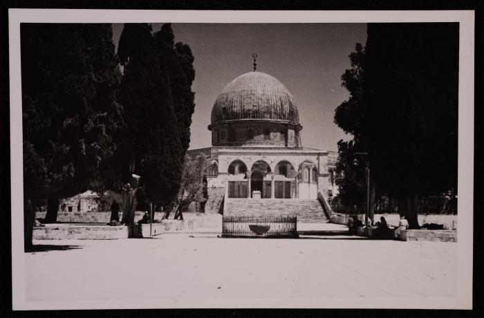 صورة  لقبة الصخرة وسبيل الكأس في مدينة القدس، تصوير يوسف البينا، عشرينيات وثلاثينيات القرن الماضي
