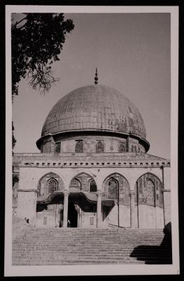 صورة للبائكة الغربية الوسطى وقبة الصخرة في مدينة القدس، تصوير يوسف البينا، عشرينيات وثلاثينيات القرن الماضي