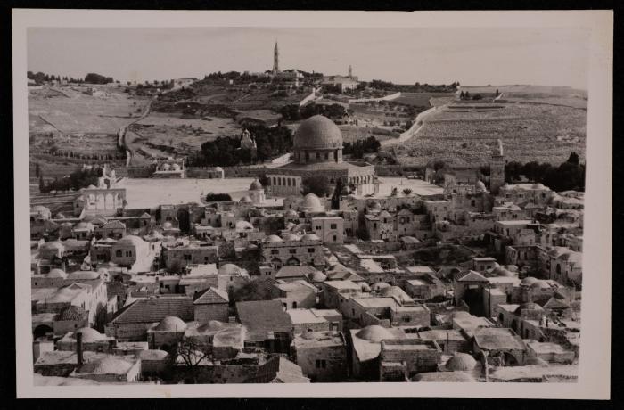 صورة لقبة الصخرة  في البدة القديمة في مدينة القدس، تصوير يوسف البينا، عشرينيات وثلاثينيات القرن الماضي