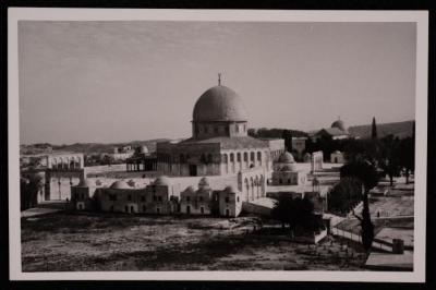 "صورة لقبة الصخرة والمسجد الأقصى في مدينة القدس المحلتة، تصوير يوسف البينا، في عشرينيات وثلاثينيات القرن العشرين