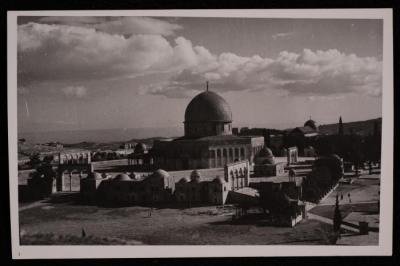 صورة لقبة الصخرة  في البدة القديمة في مدينة القدسن تصوير يوسف البينا، في عشرينيات وثلاثينيات القرن الماضي