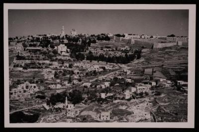 صورة لبلدة سلوان وجبل الزيتون وسور مدينة القدس، تصوير يوسف البينا، عشرينيات وثلاثينيات القرن الماضي 