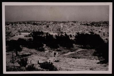 صورة لقبة الصخرة  والمسجد الأقصى  في مدينة القدس، تصوير يوسف البينا، في عشرينيات وثلاثينيات القرن الماضي