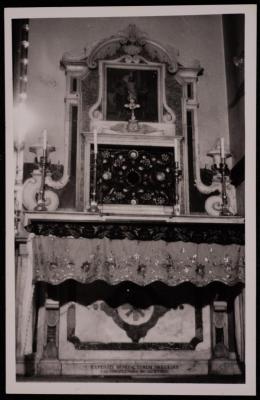 صورة لعدد من الشمعدانات على طاولة من الرخام داخل كنيسة القيامة في مدينة القدس، تصوير يوسف البينا، عشرينيات وثلاثينيات القرن الماضي 