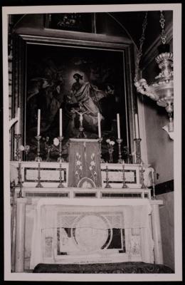 صورة للشمعدانات  الموضوعة على طاولة من الرخام وايقونة قيامة المسيح  داخل كنيسة القيامة ف في مدينة القدس، تصوير يوسف البينا، عشرينيات وثلاثينيات القرن الماضي