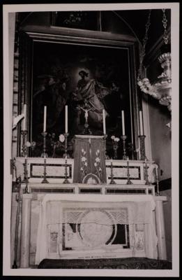 ​​​​​​​صورة للشمعدنات  الموضوعة على طاولة من الرخام وايقونة قيامة المسيح  داخل كنيسة القيامة في مدينة القدس المحتلة 
