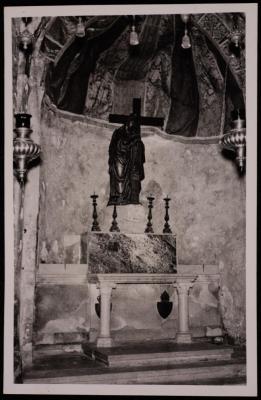 صورة لمغارة الصليب المقدس في كنيسة القيامة في مدينة القدس، تصوير يوسف البينا، عشرينيات وثلاثينيات القرن الماضي