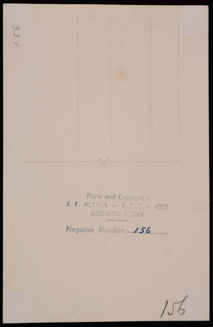 ​​​​​​​صورة للشمعدنات  الموضوعة على طاولة من الرخام وايقونة قيامة المسيح  داخل كنيسة القيامة في مدينة القدس المحتلة 
