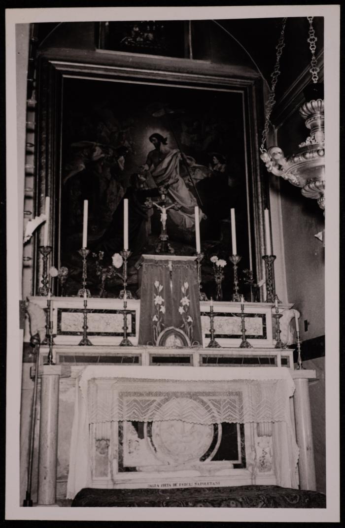 ​​​​​​​صورة للشمعدنات  الموضوعة على طاولة من الرخام وايقونة قيامة المسيح  داخل كنيسة القيامة في مدينة القدس المحتلة 
