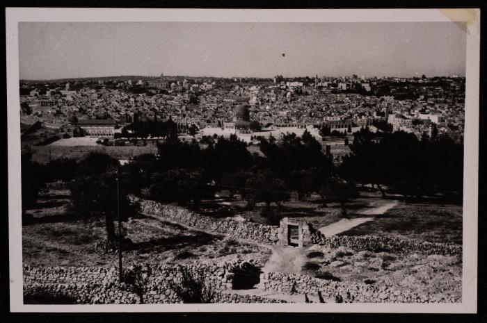 صورة لقبة الصخرة  في مدينة القدس، تصوير يوسف البينا، عشرينيات وثلاثينيات القرن الماضي