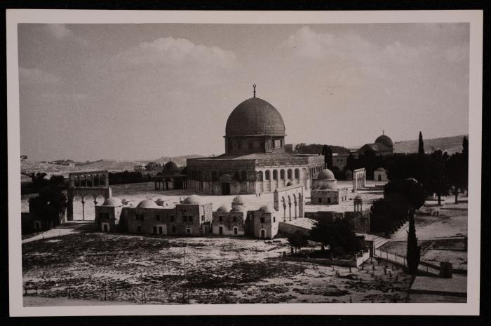 صورة لقبة الصخرة والمسجد الأقصى في مدينة القدس، تصزير يوسف البينا، في عشرينيات وثلاثينيات القرن العشرين