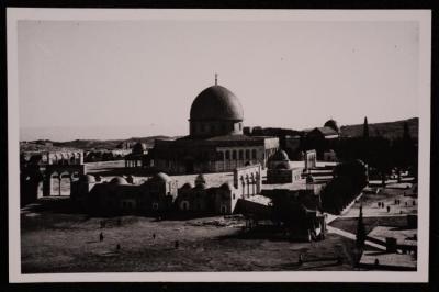"صورة لقبة الصخرة والمسجد الأقصى في مدينة القدس، تصوير يوسف البينا،  في عشرينيات وثلاثينيات القرن الماضي