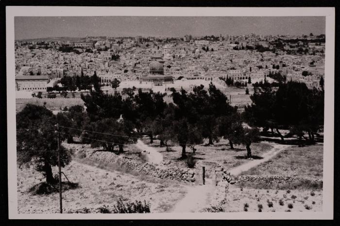 صورة لقبة الصخرة  و المسجد الاقصى  في مدينة القدس، تصوير يوسف البينا، عشرينيات وثلاثينيات القرن الماضي