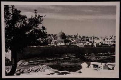 صورة لقبة الصخرة  في مدينة القدس، تصوير يوسف البينا، عشرينيات وثلاثينيات القرن الماضي 