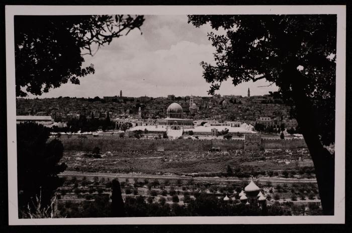 صورة لقبة الصخرة والجهة الشرقية من سور مدينة القدس، تصوير يوسف البينا، عشرينيات وثلاثينات القرن الماضي