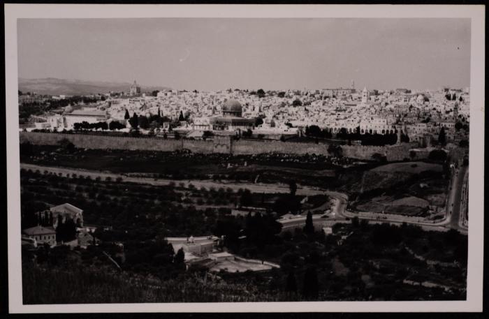 صورة لقبة الصخرة والمسجد الأقصى في البلدة  القديمة في مدينة القدس، تصوير يوسف البينا، عشرينيات وثلاثينيات القرن الماضي