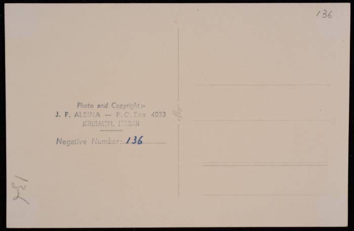 رجل دين داخل كنيسة القيامة في مدينة القدس، تصوير يوسف البينا، عشرينيات وثلاثينيات القرن العشرين