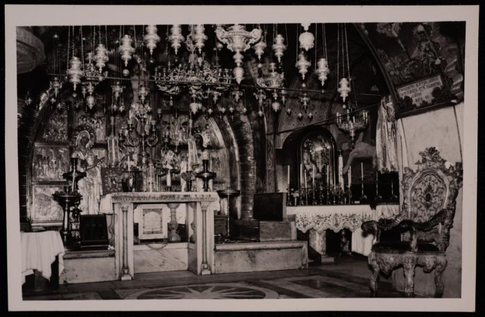 صورة داخل كنيسة القيامة في القدس، تصوير يوسف البينا، عشرينيات وثلاثينيات القرن العشرين 
