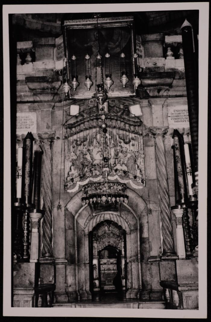 صورة لغرفة القبر في كنيسة القيامة في مدينة القدس، تصوير يوسف البينا، عشرينيات وثلاثينيات القرن الماضي