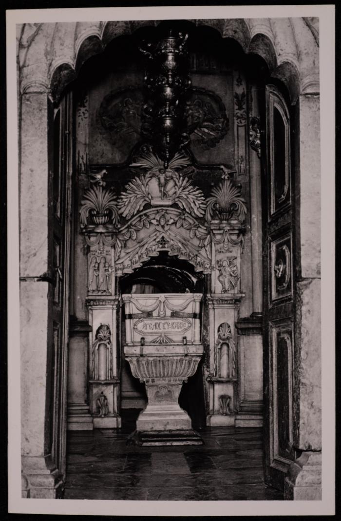 صورة لغرفة القبر في كنيسة القيامة في مدينة القدس، تصوير يوسف البينا، عشرينيات وثلاثينيات القرن الماضي