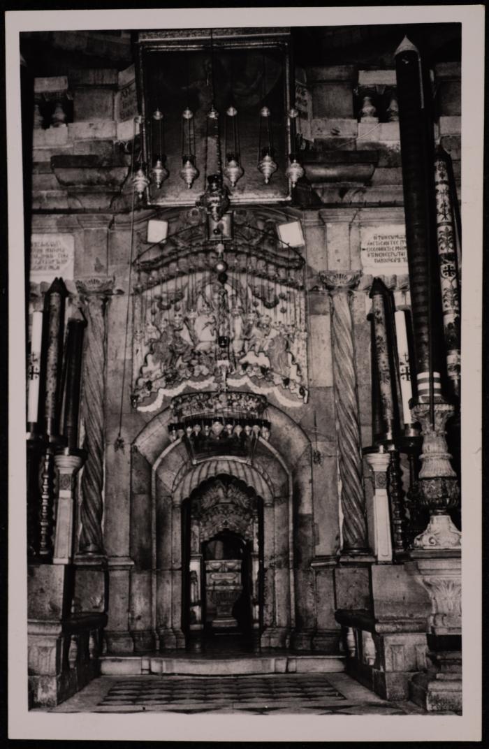 صورة لغرفة القبر في كنيسة القيامة في مدينة القدس، تصوير يوسف البينا، عشرينيات وثلاثينيات القرن الماضي