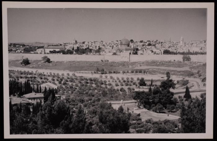 صورة لقبة الصخرة والمسجد الأقصى في البلدة  القديمة في مدينة القدس، تصوير يوسف البينا، عشرينيات وثلاثينيات القرن الماضي