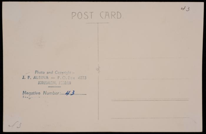صورة داخل كنيسة القيامة في القدس، تصوير يوسف البينا، عشرينيات وثلاثينيات القرن العشرين 

