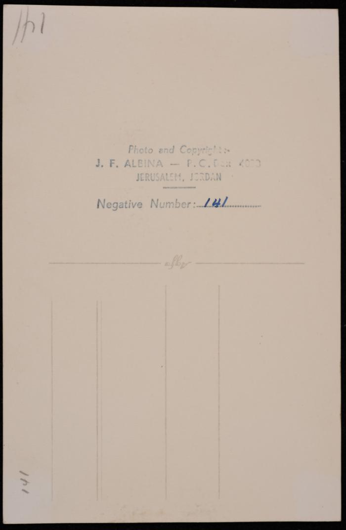 صورة لغرفة القبر في كنيسة القيامة في مدينة القدس، تصوير يوسف البينا، عشرينيات وثلاثينيات القرن الماضي