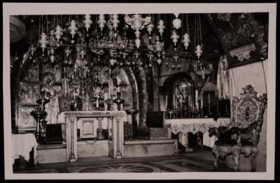 صورة داخل كنيسة القيامة في القدس، تصوير يوسف البينا، عشرينيات وثلاثينيات القرن العشرين 
