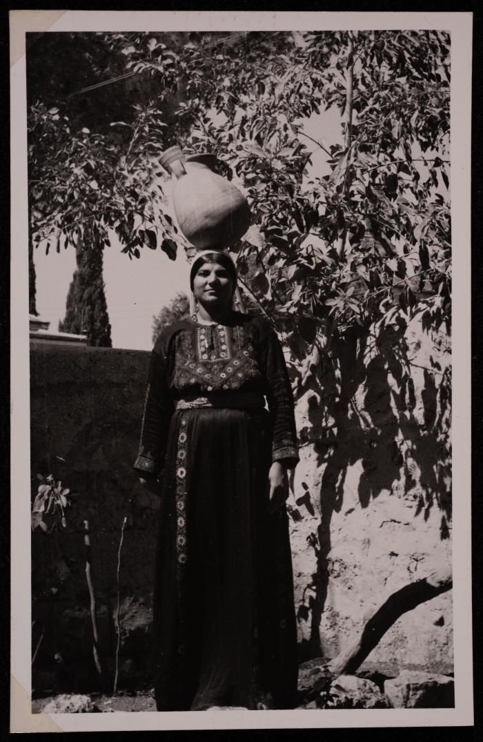 سيدة فلسطينية تحمل جرة في اريحا، تصوير يوسف البينا، خمسينيات القرن العشرين