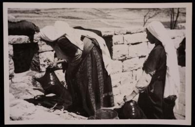 سيدات من عرب التعامرة يملأن الماء، تصوير يوسف البينا، خمسينيات القرن العشرين